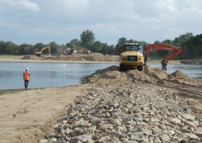 Travaux sur des épis de navigation, de part et d'autre de la Loire