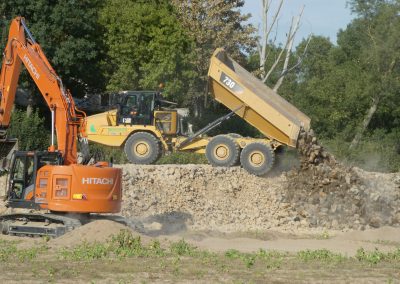 Tombereau déchargeant des enrochements