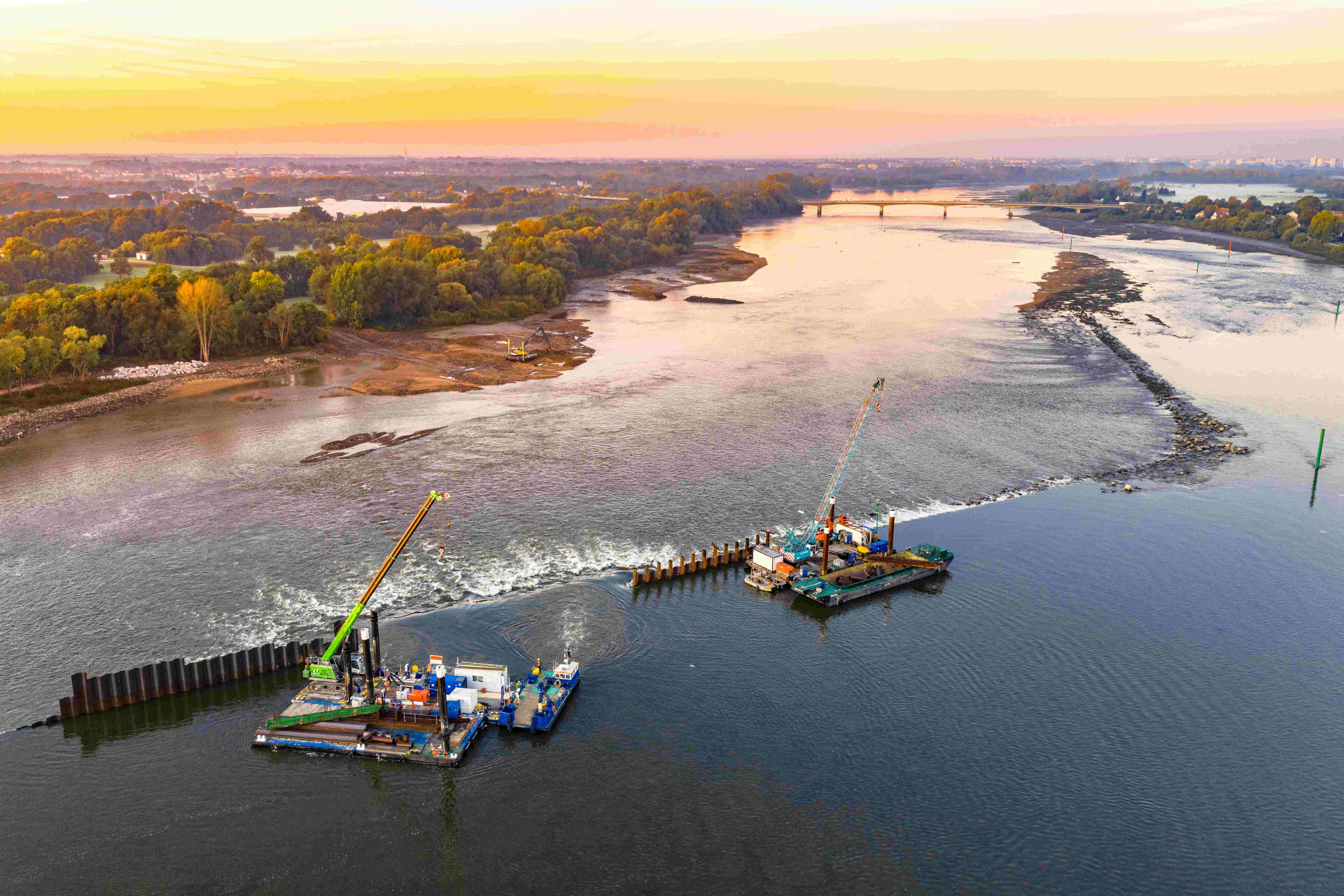amenagement du duis de bellevue : mise en place du rideau de palplanches qui assurera l'etancheite de l'ouvrage