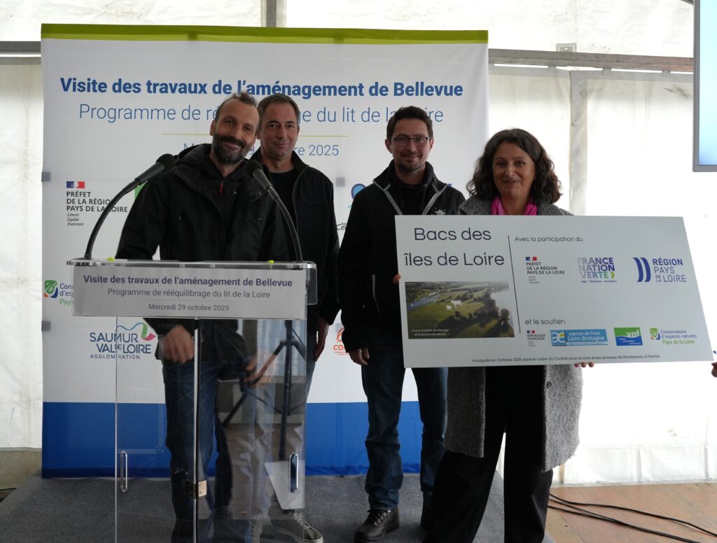 inauguration de la plaque apposee sur les bacs des iles de loire